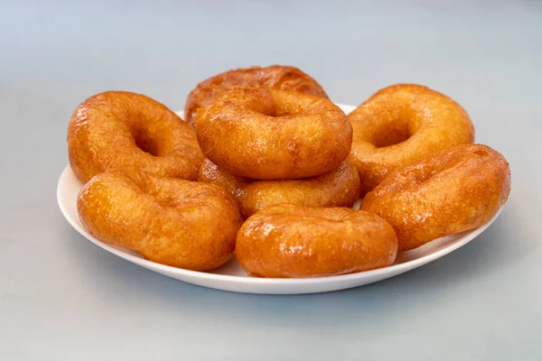 Donut Turc Lokma Sur Plaque Isolée — Photo