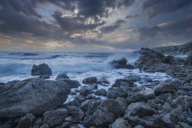 Seferihisar - İzmir - Türkiye, gün batımında denizde uzun pozlama tekniği.