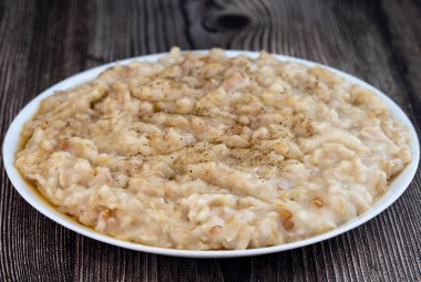 Genellikle Anadolu 'daki düğünlerde yapılan buğday ve etten yapılmış geleneksel bir yemektir. 2011 yılında UNESCO tarafından Türkiye 'nin Soyut Kültür Mirasları Listesine eklendi..