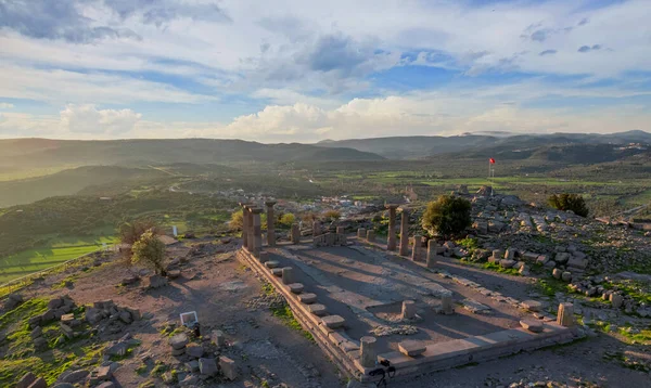 Athena Tapınağı, Assos Antik Şehri 'ndeki harabe. Panoramik görüntü İHA görüntüleri. Çanakkale, Türkiye.