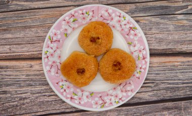 Un ve irmikten yapılmış tatlı pasta.