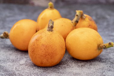 Masada izole edilmiş lokuat meyvelerinin görüntüsünü kapat