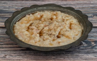 Genellikle Anadolu 'daki düğünlerde yapılan buğday ve etten yapılmış geleneksel bir yemektir. 2011 yılında UNESCO tarafından Türkiye 'nin Soyut Kültür Mirasları Listesine eklendi..