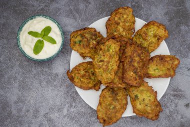 Mucver, geleneksel Türk yemekleri. (Türk mutfağı) Kabaklı ev yemeği.