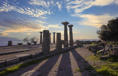 Athena Tapınağı, Assos Antik Şehri 'ndeki harabe. Panoramik görüntü İHA görüntüleri. Çanakkale, Türkiye.