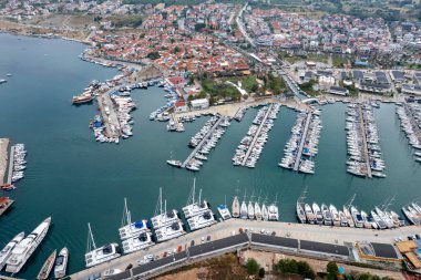 Sigacik, İzmir 'in en güzel turistik bölgelerinden biridir. Seferihisar 'ın bir mahallesi. İnsansız hava aracı görüntüleri.