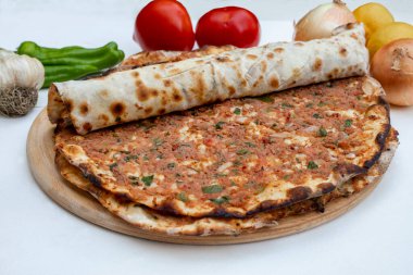 Türk yemekleri; Türk pizzası / Lahmacun
