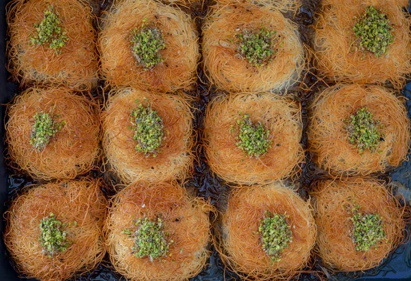 Türkisches Dessert Kadayif Aus Der Nähe Geschreddertes Weizendessert Mit Pistazienfüllung — Stockfoto