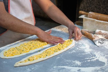 Bitki ve peynir pidesi yapıyorum..