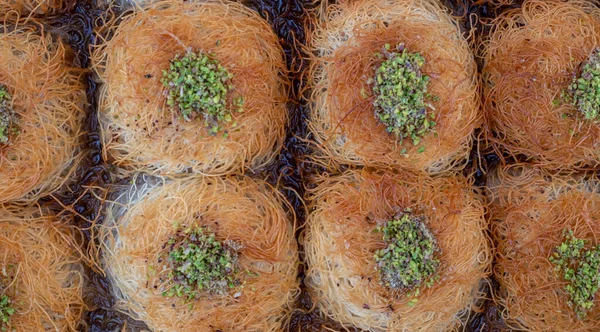 Türkisches Dessert Kadayif Aus Der Nähe Geschreddertes Weizendessert Mit Pistazienfüllung — Stockfoto