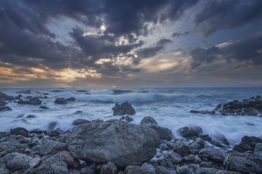 Seferihisar - İzmir - Türkiye, gün batımında denizde uzun pozlama tekniği.