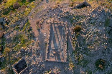 Athena Tapınağı, Assos Antik Şehri 'ndeki harabe. Panoramik görüntü İHA görüntüleri. Çanakkale, Türkiye.