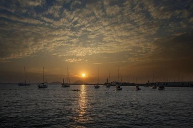 Bodrum - Turgutreiste 'de bir günün sonu, denizde tekneler, gün batımı