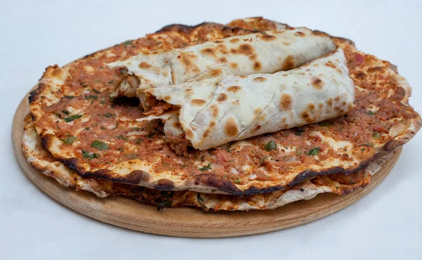Türk yemekleri; Türk pizzası / Lahmacun
