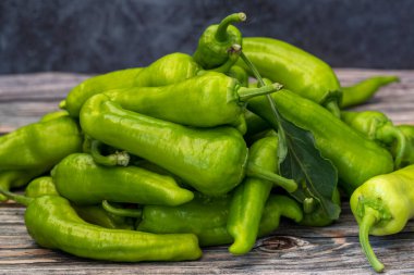 Ahşap bir masada yeşil biber