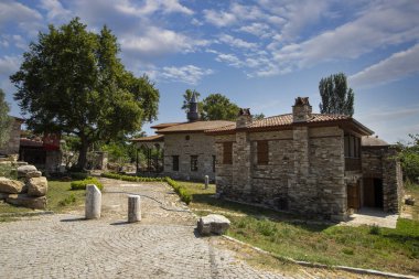 Stratonikeia Antik Şehir. Stratonikeia, Mugla 'da; Eskihisar Köyü' nde, Yatagan 'ın 7 kilometre batısında. Bronz Çağı 'nın sonlarından günümüze kadar kesintisiz bir yerleşim yeri olmuştur.