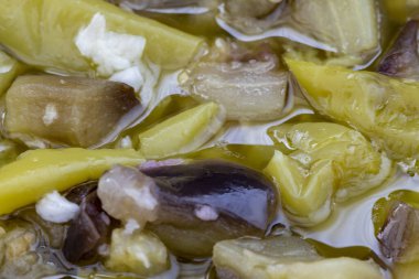 Yaz turşuları biber, patlıcan, sarımsak ve limonla yapılır..