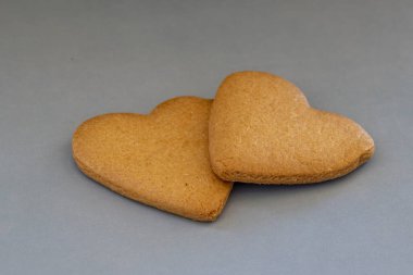 kalp şeklinde taze ev yapımı kurabiyeler.