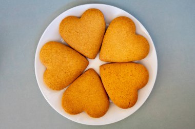 kalp şeklinde taze ev yapımı kurabiyeler.