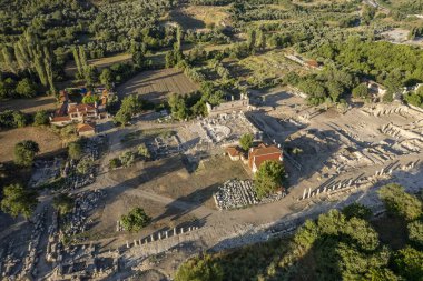 Stratonikeia Antik Şehir. Stratonikeia, Mugla 'da; Eskihisar Köyü' nde, Yatagan 'ın 7 kilometre batısında. Bronz Çağı 'nın sonlarından günümüze kadar kesintisiz bir yerleşim yeri olmuştur.