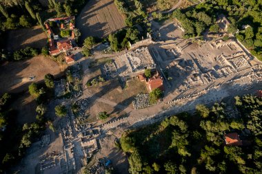 Stratonikeia Antik Şehir. Stratonikeia, Mugla 'da; Eskihisar Köyü' nde, Yatagan 'ın 7 kilometre batısında. Bronz Çağı 'nın sonlarından günümüze kadar kesintisiz bir yerleşim yeri olmuştur.