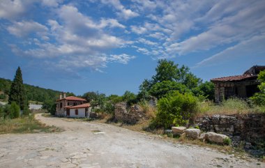 Stratonikeia Antik Şehir. Stratonikeia, Mugla 'da; Eskihisar Köyü' nde, Yatagan 'ın 7 kilometre batısında. Bronz Çağı 'nın sonlarından günümüze kadar kesintisiz bir yerleşim yeri olmuştur.