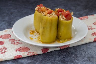 Sebzeli ve pirinçli kabak dolması.