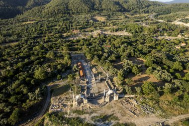 Stratonikeia Antik Şehir. Stratonikeia, Mugla 'da; Eskihisar Köyü' nde, Yataan 'ın 7 kilometre batısında. Bronz Çağı 'nın sonlarından günümüze kadar kesintisiz bir yerleşim yeri olmuştur.