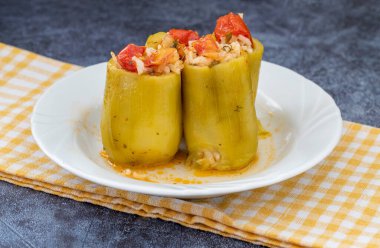 Sebzeli ve pirinçli kabak dolması.