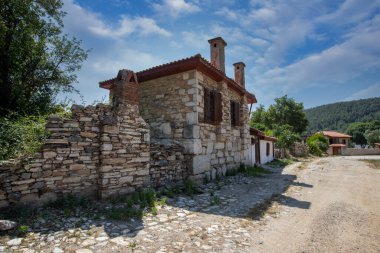 Stratonikeia Antik Şehir. Stratonikeia, Mugla 'da; Eskihisar Köyü' nde, Yataan 'ın 7 kilometre batısında. Bronz Çağı 'nın sonlarından günümüze kadar kesintisiz bir yerleşim yeri olmuştur.