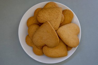 kalp şeklinde taze ev yapımı kurabiyeler.