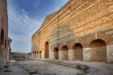 Sardis, Manisa 'nın Salihli ilçesine bağlı Sart kasabası yakınlarında bulunan antik bir şehirdir. M.Ö. 1300 yılında kurulmuş ve M.Ö. 1200 yılında yok edilmiştir..