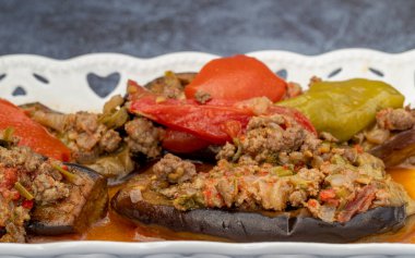 Geleneksel lezzetli Türk yemekleri; Et ve Patlıcan yemeği, (Türkçe adı: Karniyarik))