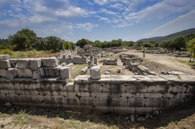 Stratonikeia Antik Şehir. Stratonikeia, Mugla 'da; Eskihisar Köyü' nde, Yatagan 'ın 7 kilometre batısında. Bronz Çağı 'nın sonlarından günümüze kadar kesintisiz bir yerleşim yeri olmuştur.