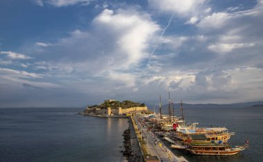 Kusadasi, Türkiye - Eylül .05.2023: Pigeon Island Castle, (Türkçe Guvercinada kalesi) turizm merkezi..