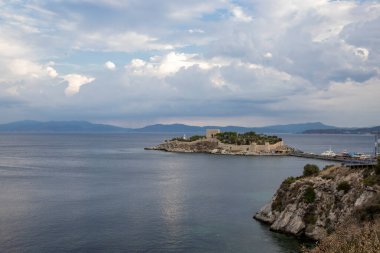 Kusadasi, Türkiye - Eylül .05.2023: Pigeon Island Castle, (Türkçe Guvercinada kalesi) turizm merkezi..