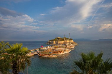 Kusadasi, Türkiye - Eylül .05.2023: Pigeon Island Castle, (Türkçe Guvercinada kalesi) turizm merkezi..