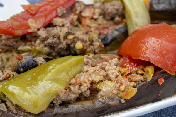 Geleneksel lezzetli Türk yemekleri; Et ve Patlıcan yemeği, (Türkçe adı: Karniyarik))