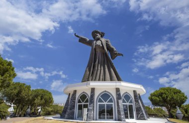 Mevlana Celaleddin-i Rumi Heykeli, 25 metre boyunda, Türkiye - İzmir - Buca ilçesi.