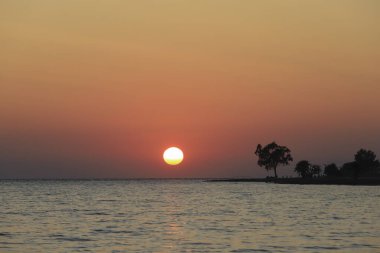 Mugla 'da deniz kenarında gün batımı - Milas - Oren mahallesi