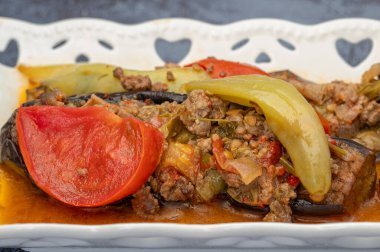 Geleneksel lezzetli Türk yemekleri; Et ve Patlıcan yemeği, (Türkçe adı: Karniyarik))
