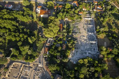 Stratonikeia Antik Şehir. Stratonikeia, Mugla 'da; Eskihisar Köyü' nde, Yataan 'ın 7 kilometre batısında. Bronz Çağı 'nın sonlarından günümüze kadar kesintisiz bir yerleşim yeri olmuştur.