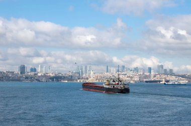 Türkiye - İstanbul 25 Şubat 2021 İstanbul Boğazı 'ndan geçen bir tanker.