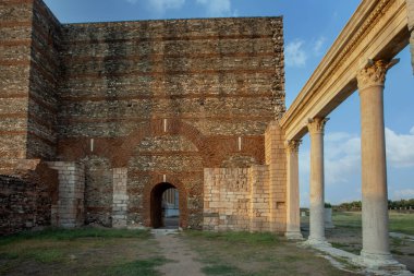 Sardis, Manisa 'nın Salihli ilçesine bağlı Sart kasabası yakınlarında bulunan antik bir şehirdir. M.Ö. 1300 yılında kurulmuş ve M.Ö. 1200 yılında yok edilmiştir..