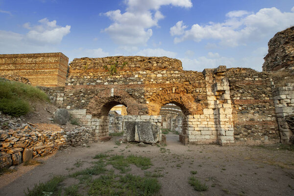 Сардис - древний город, расположенный недалеко от города Сарт в районе Салихли Манисы и был столицей государства Лидия. Он был основан в 1300 году до н.э. и разрушен в 1200 году..