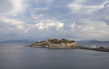 Kusadasi, Türkiye - Eylül .05.2023: Pigeon Island Castle, (Türkçe Guvercinada kalesi) turizm merkezi..