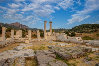 Sardis 'teki Artemis Tapınağı, dünyadaki İyonik düzenin dördüncü büyük tapınağı, akropolün batı yamaçlarında, Tmolos Dağı' nın altında yer alan antik bir tapınaktır..
