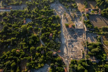 Stratonikeia Antik Şehir. Stratonikeia, Mugla 'da; Eskihisar Köyü' nde, Yataan 'ın 7 kilometre batısında. Bronz Çağı 'nın sonlarından günümüze kadar kesintisiz bir yerleşim yeri olmuştur.