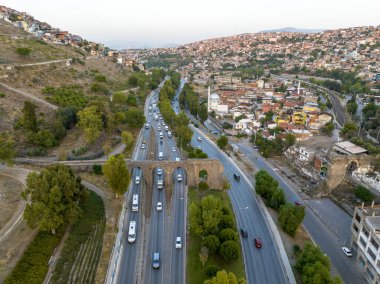 İzmir 'deki Tarihi Vezirsuyu Su kemerleri - Yesildere Caddesi.