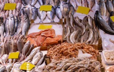 Türkiye - İzmir Kemeralti balık pazarında büyük miktarda taze deniz ürünü